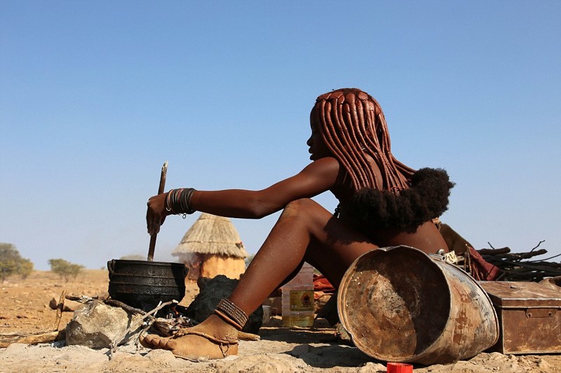 Там, где традиция столкнулась с современностью: африканка из племени в супермаркете