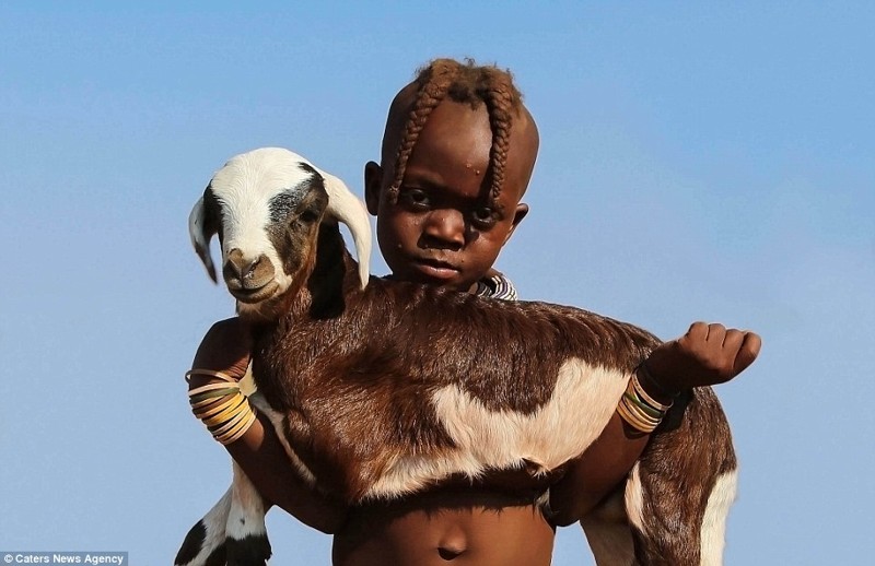 Мальчик с козленком (фото Бьорна Перссона)
