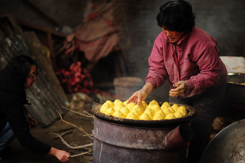 Дважды в день Ян Сяоюнь готовит паровые кукурузные булки и кормит ими собак - это все, на что хватает средств