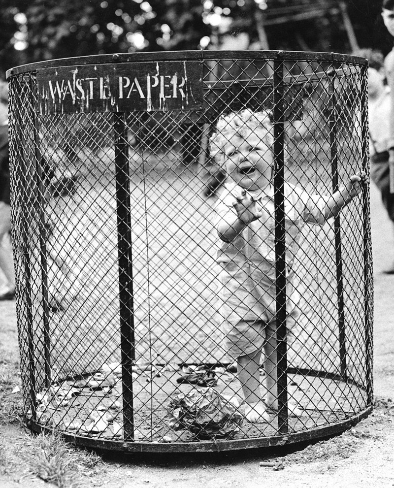 Ребенок в мусорной корзине в парке. Стоит в гнилой капусте, плачет….