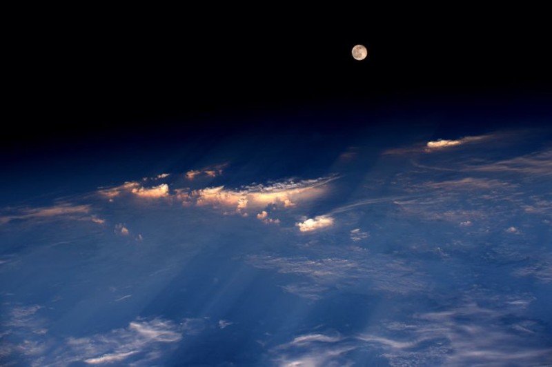 18. Полная луна показывается над западной частью Китая прямо перед закатом 