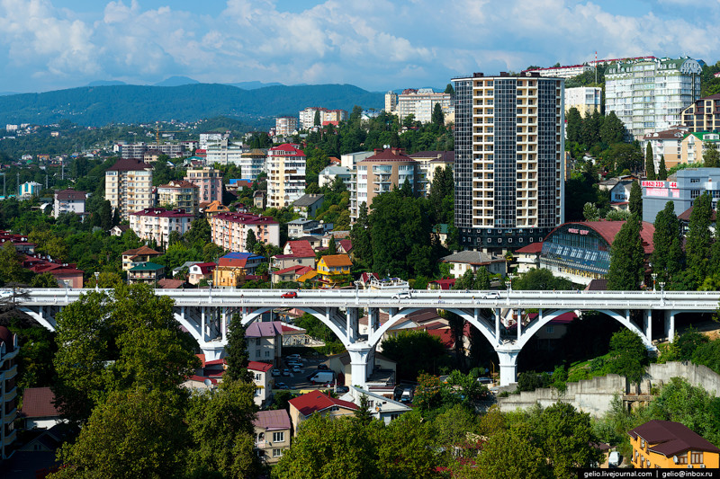 18. Мост является частью Курортного проспекта. Соединяет Центральный и Хостинский район Сочи.