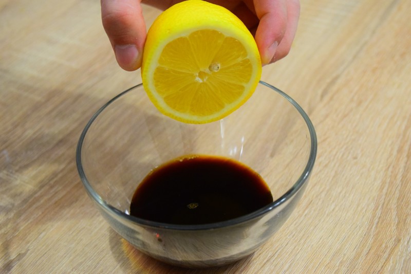 Выдавливаем сок половинки лимона