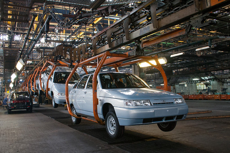 В 1995 году с конвейера сошли первые серийные экземпляры седана ВАЗ-2110, разработка которого стартовала еще в начале 80-х годов.