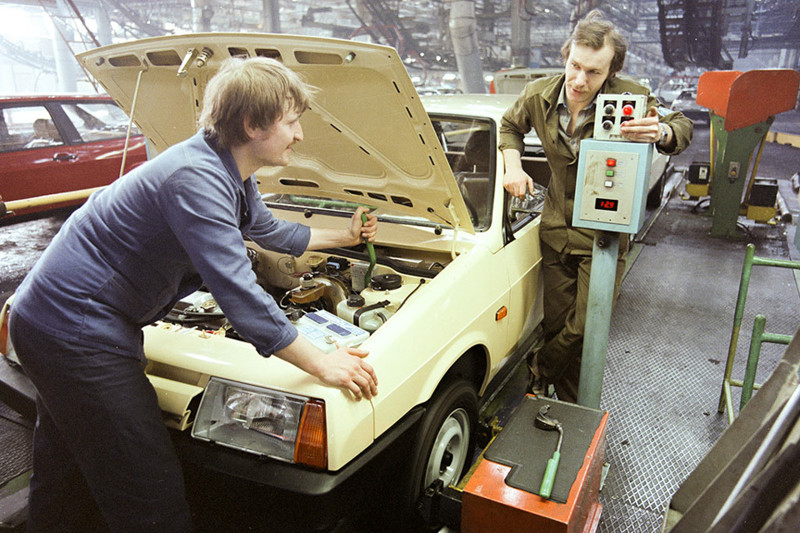 В конце 1984 года «АвтоВАЗ» начал выпуск еще одной принципиально новой модели – ВАЗ-2108. Она стала первым автомобилем, который не был связан с Fiat. Эта модель считается первым в СССР переднеприводным хетчбэком.