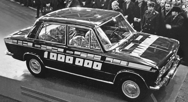 «Тройка», способная разгоняться с места до «сотни» примерно за 15 секунд, в те времена считалась самым динамичным советским автомобилем.