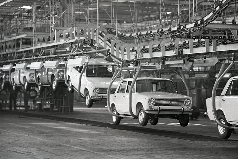 Первые серийные автомобили ВАЗ-2101 сошли с конвейера завода в Тольятти весной 1970 года, а спустя всего год предприятие выпустило 100-тысячный автомобиль.