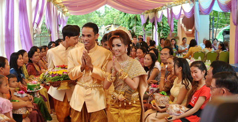 На их свадьбах гуляет по несколько сотен человек