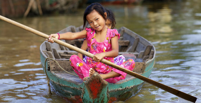 Их дети плавают в школу на лодках