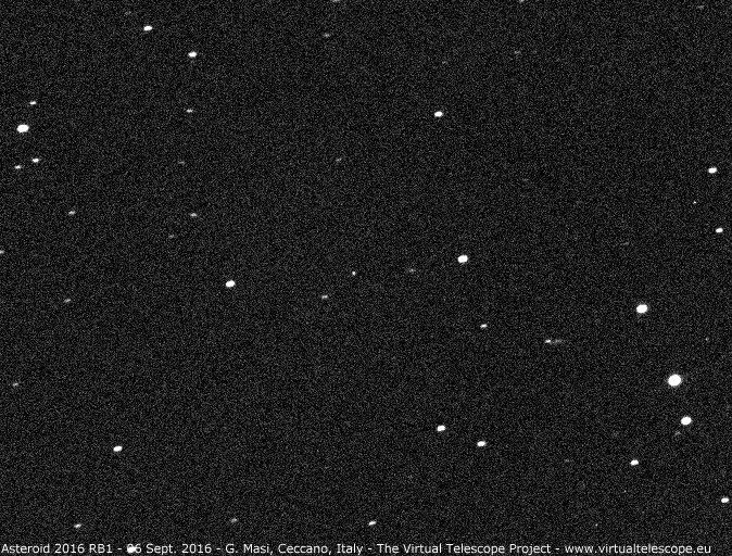 Итальянский астроном Джанлука Мази запечатлел приближение астероида к Земле вечером 6 сентября при помощи виртуального телескопа, расположенного в Чеккано. 