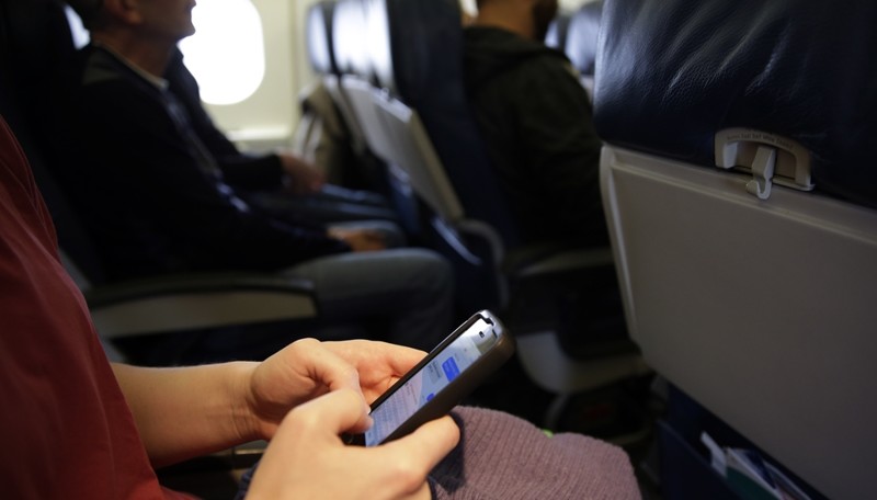 Авиакомпании объяснили, почему нельзя самостоятельно искать упавший в самолете телефон