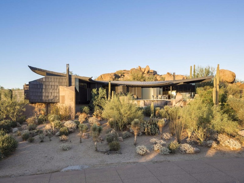 Скорпион Хаус представляет собой строение в пустыне Аризоны. В его архитектуре  мастерски смешаны наливной бетон, стекло и титановые панели.