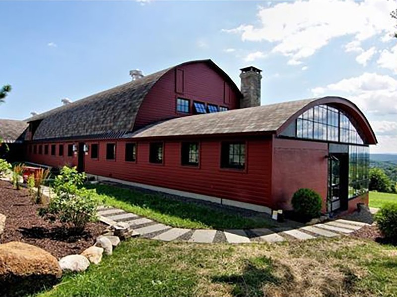 Этот дом, напоминающий амбар-переросток, возвышается посреди земельного участка площадью 18 гектаров на просторах Новой Англии. После недавнего обновления он получил тёплые полы и оригинальные деревянные окна.