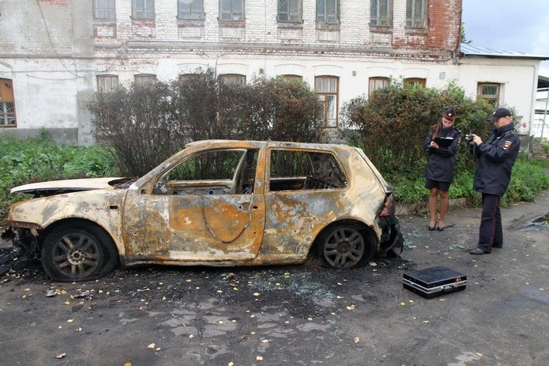 Молодая пара из Костромы сожгла 3 машины и дом ради эффектных селфи