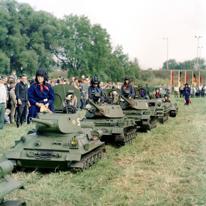 Техника "Пионерской танковой бригады" (детская техника сделана под Т-34, Т-34Т, Т-55 и СУ-100) из Бад-Шмидеберга. ГДР, 1978 год