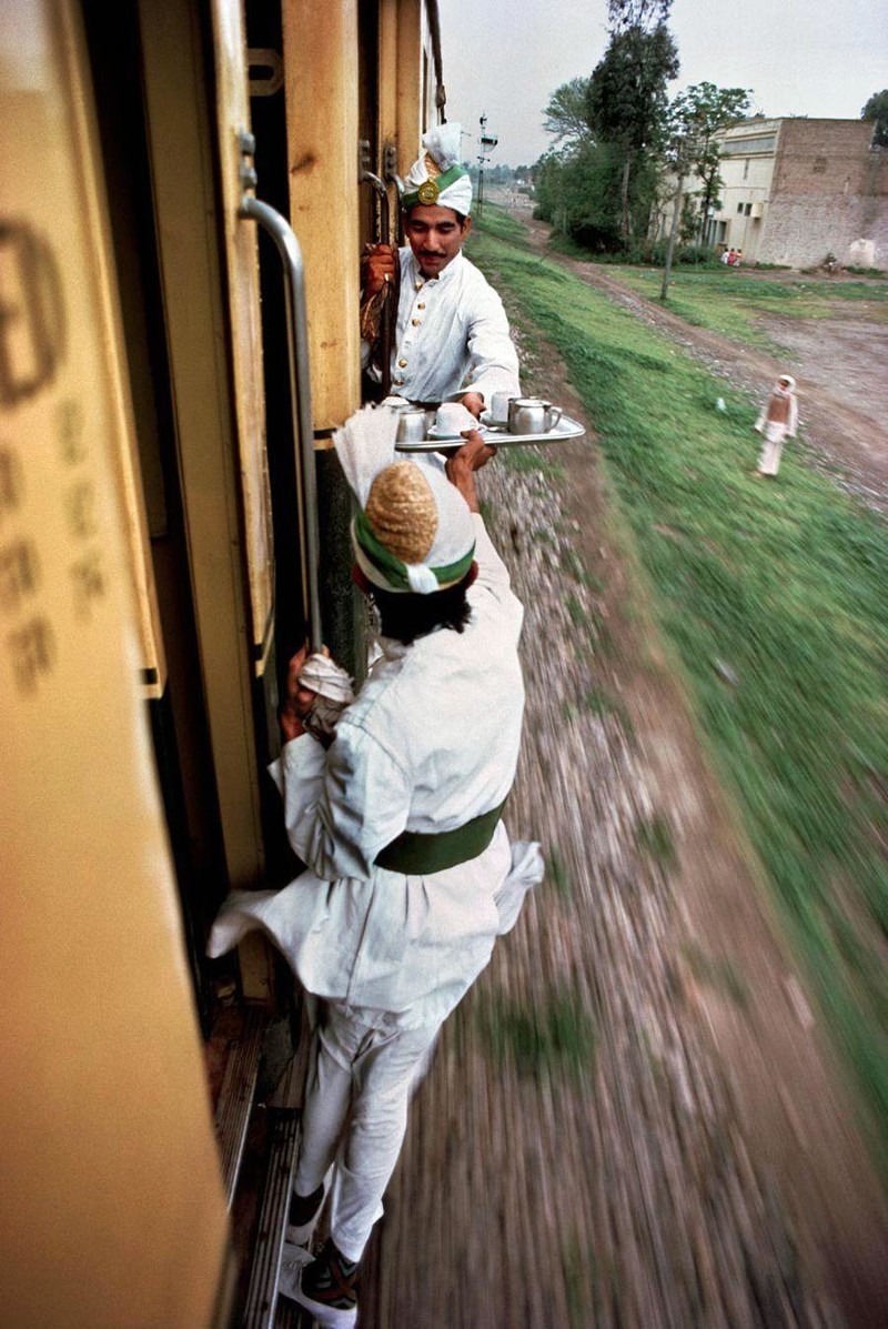 Проводники передают чай для завтрака из одного вагона в другой.  Пакистан, 1983 год.