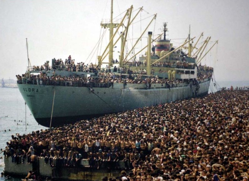 Албанские беженцы плывут в Италию, 1991 год.