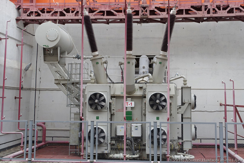 8. Повышающие трансформаторы обычно стоят на улице за машинным залом ГЭС (для передачи потребителям напряжение, полученное с генераторов, повышается чаще всего до 220 кВ). 