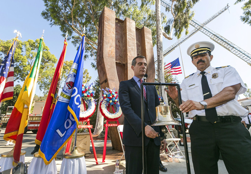 Мемориал у пожарной части Frank Hotchkin Memorial Training Center, Лос-Анджелес, Калифорния 