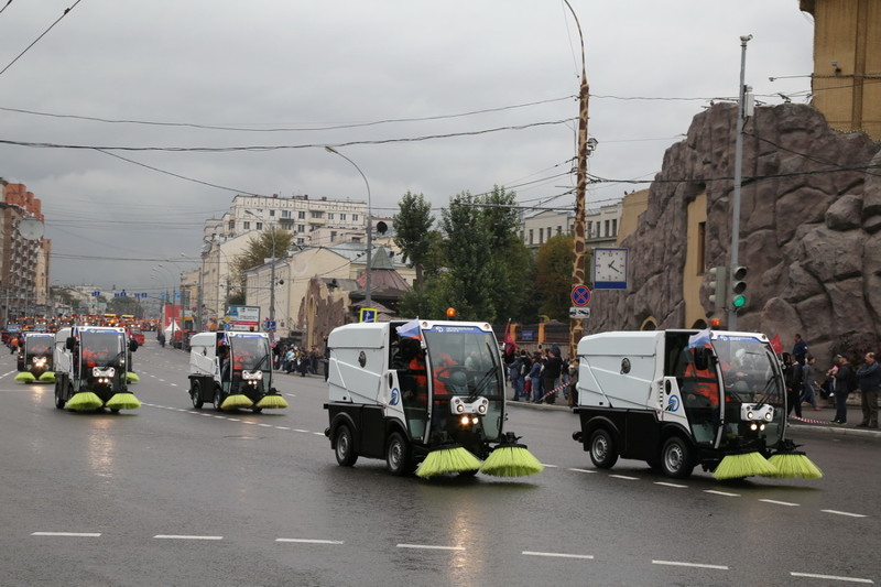 По Садовому кольцу прошел парад специализированной городской техники