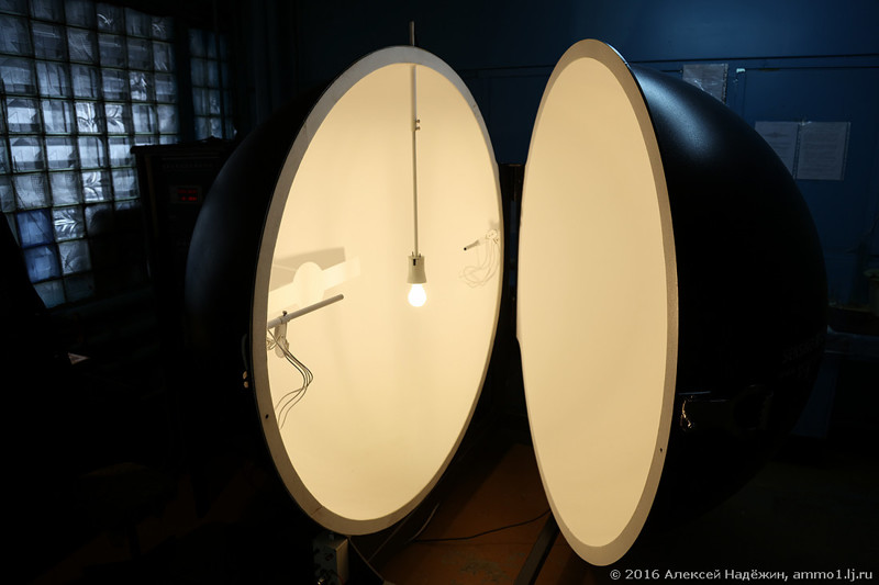 Интегрирующая сфера, в центр которой помещается лампа, позволяет точно измерить световой поток (количество света, которое даёт лампа). 