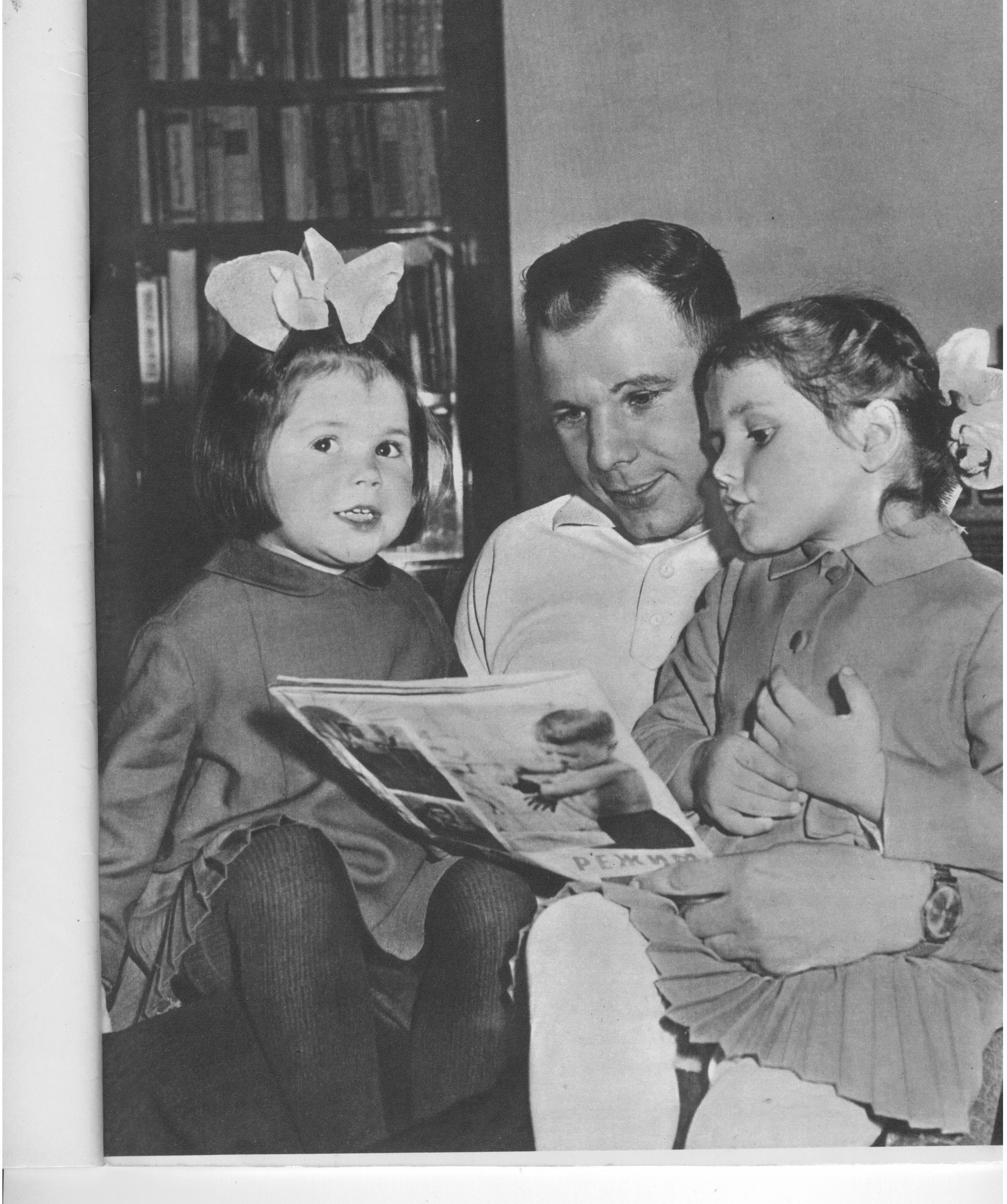 Семьи дочерей гагарина. Гагарин с семьей. Семья Юрия Гагарина.