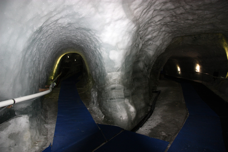 внутри ледника прорыли тунели и пещеры, вход платный: