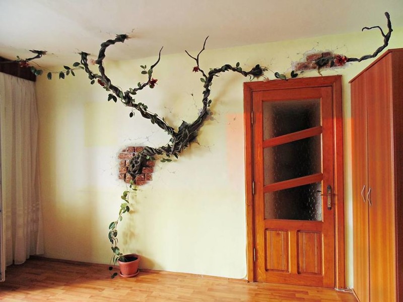"Пророщенные" сквозь стены деревья и ожившие картины: декоратор творит чудеса в домах людей