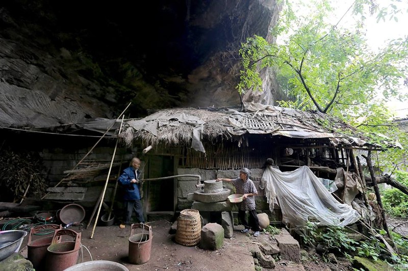 Китайская пара 54 года живет в пещере