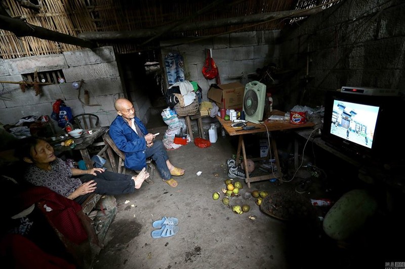 Китайская пара 54 года живет в пещере