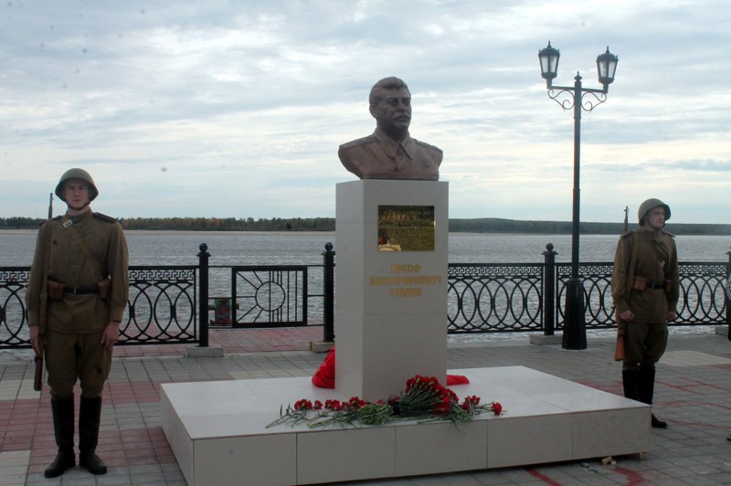 В Сургуте открыли памятник Сталину