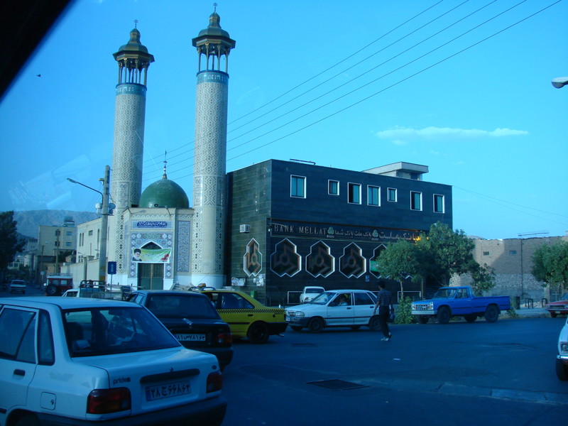 Местное отделение Национального банка Ирана и мечеть, на входе в которую вывешено поздравление с праздником