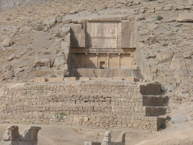 Могила Артаксеркса II, вырубленная в скале. 