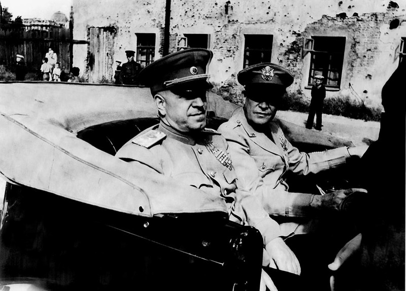 А это Жуков и Эйзенхауэр в Ленинграде, август 1945-го. 