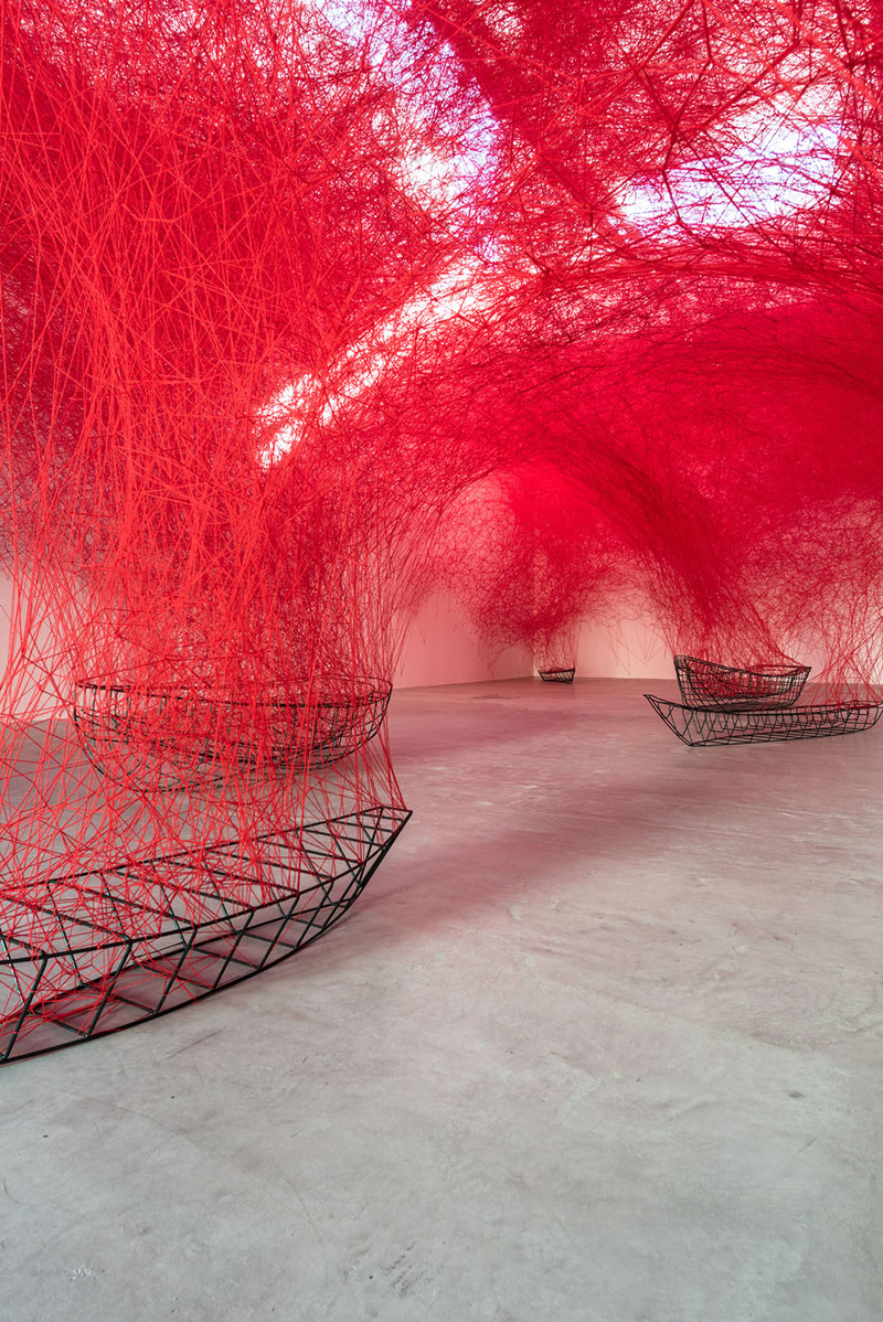 Красные нити и каркасы лодок: впечатляющая инсталляция японской художницы