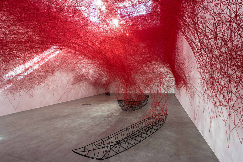 Красные нити и каркасы лодок: впечатляющая инсталляция японской художницы