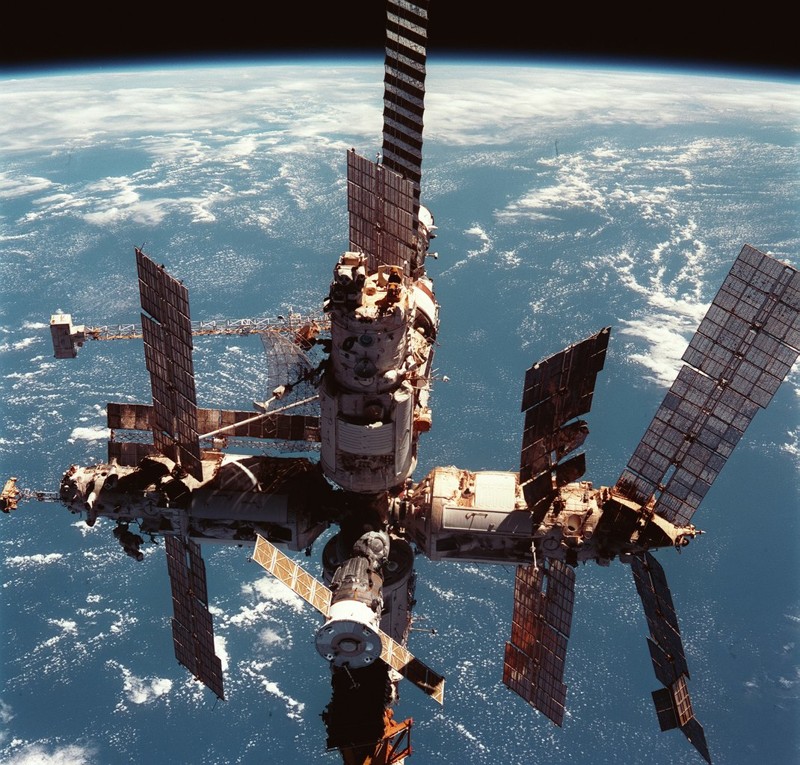 Советская орбитальная станция Мир. Орбита Земли. 12 июня 1998 года.