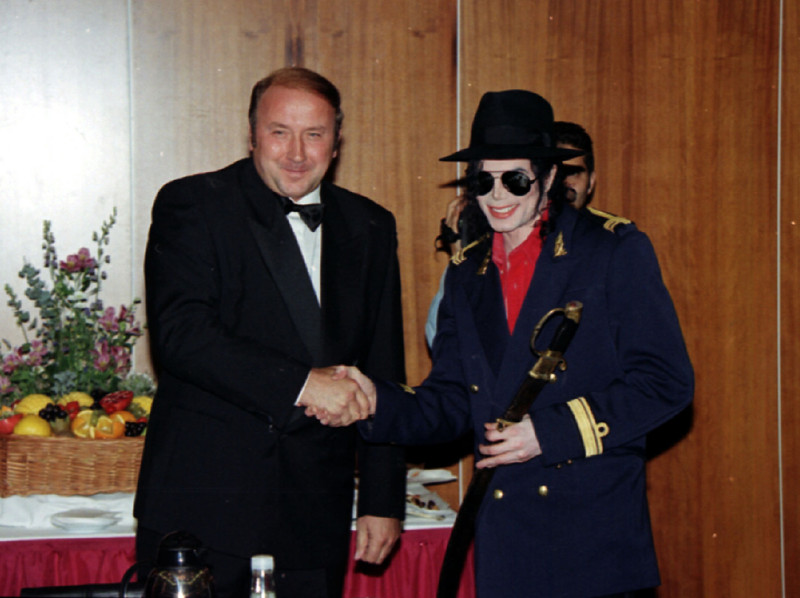 Майкл Джексон и Александр Коржаков в московской гостинице «Балчуг Кемпински». В руках у Джексона подаренная Коржаковым старинная сабля, 1996 год.