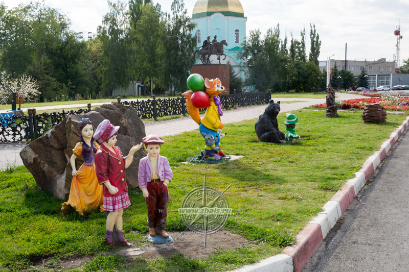 А рядом с ним - снова красочные персонажи детских мультфильмов и сказок...