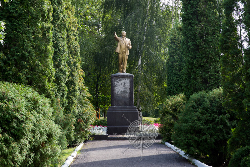В 150 метрах от этого монумента, в городском парке, мы обнаружили еще одного Ильича, с его излюбленным жестом...