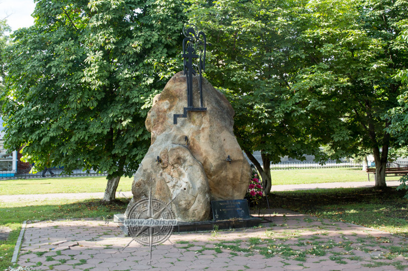 Рядом с фонтаном - ангел с православным крестом. Это памятник чаплыгинцам, погибшим в локальных войнах. Установлен в 200 4 г.