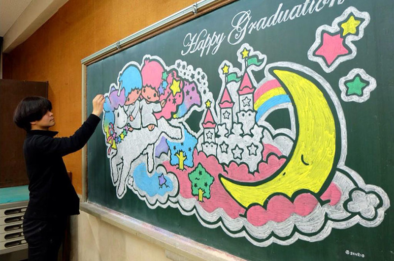 Японский учитель радует своих учеников потрясающими картинами на школьной доске
