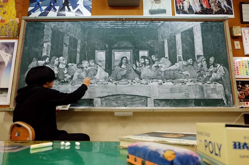 Японский учитель радует своих учеников потрясающими картинами на школьной доске