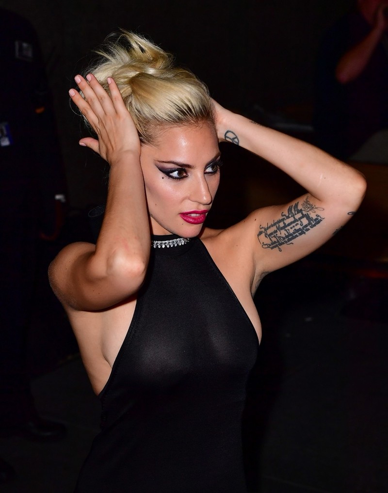 Эпатажная Леди Гага появилась на публике в прозрачном платье