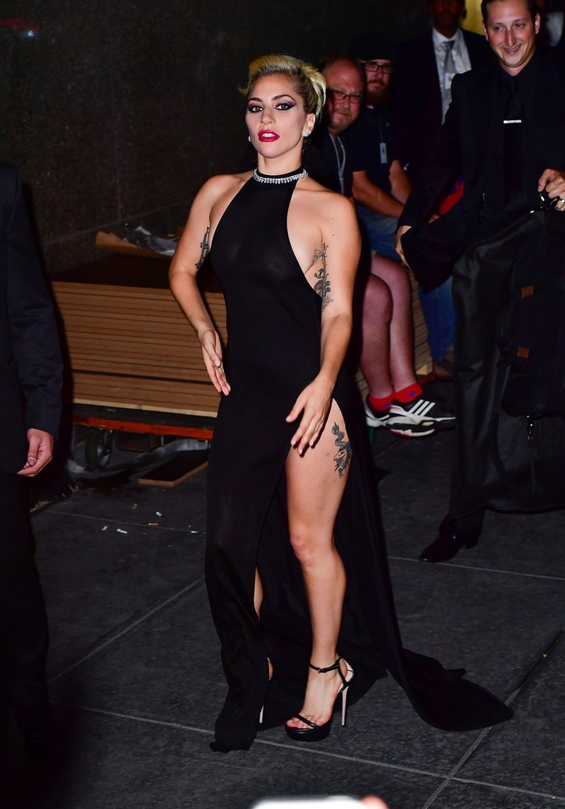 Эпатажная Леди Гага появилась на публике в прозрачном платье