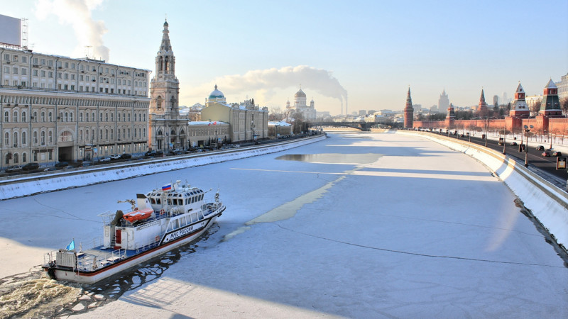 Думать, что в Москве круглый год адская зима