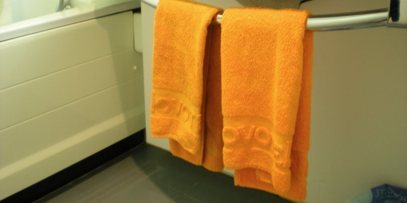 В ванной у вас висят полотенца для рук, и вы их время от времени стираете. 
