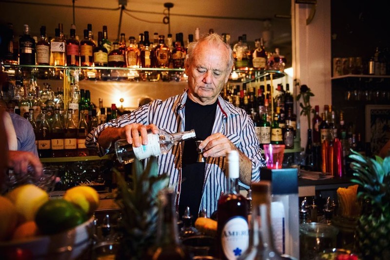 65-летний Билл Мюррей поработал барменом в заведении своего сына