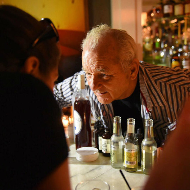 65-летний Билл Мюррей поработал барменом в заведении своего сына