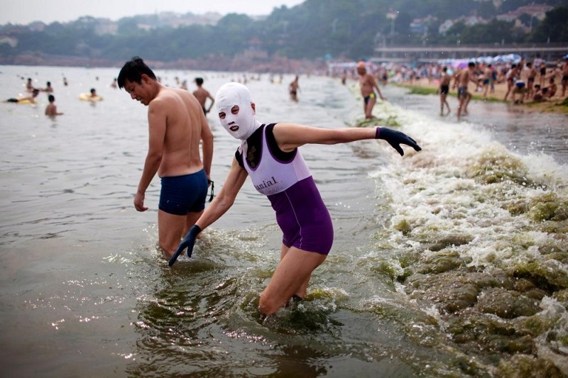 Фейскини - бессмысленный и беспощадный тренд пляжной моды в Китае